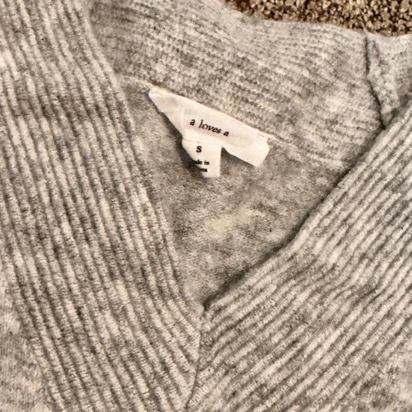 A loves a women Sweater small - Picture 2 of 10